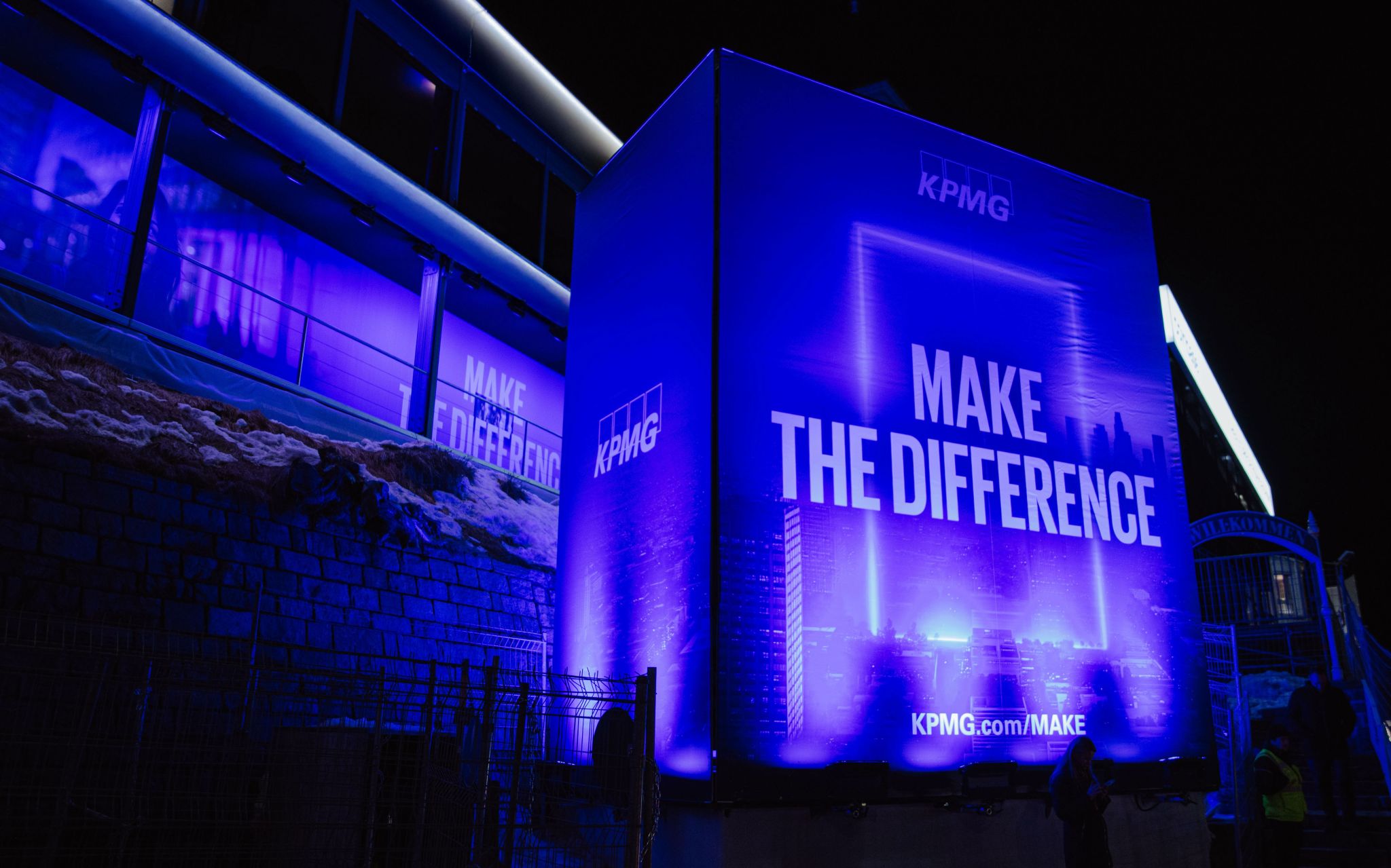 Make the Difference &mdash; four-sided monolith at the entrance to the Davos Promenade